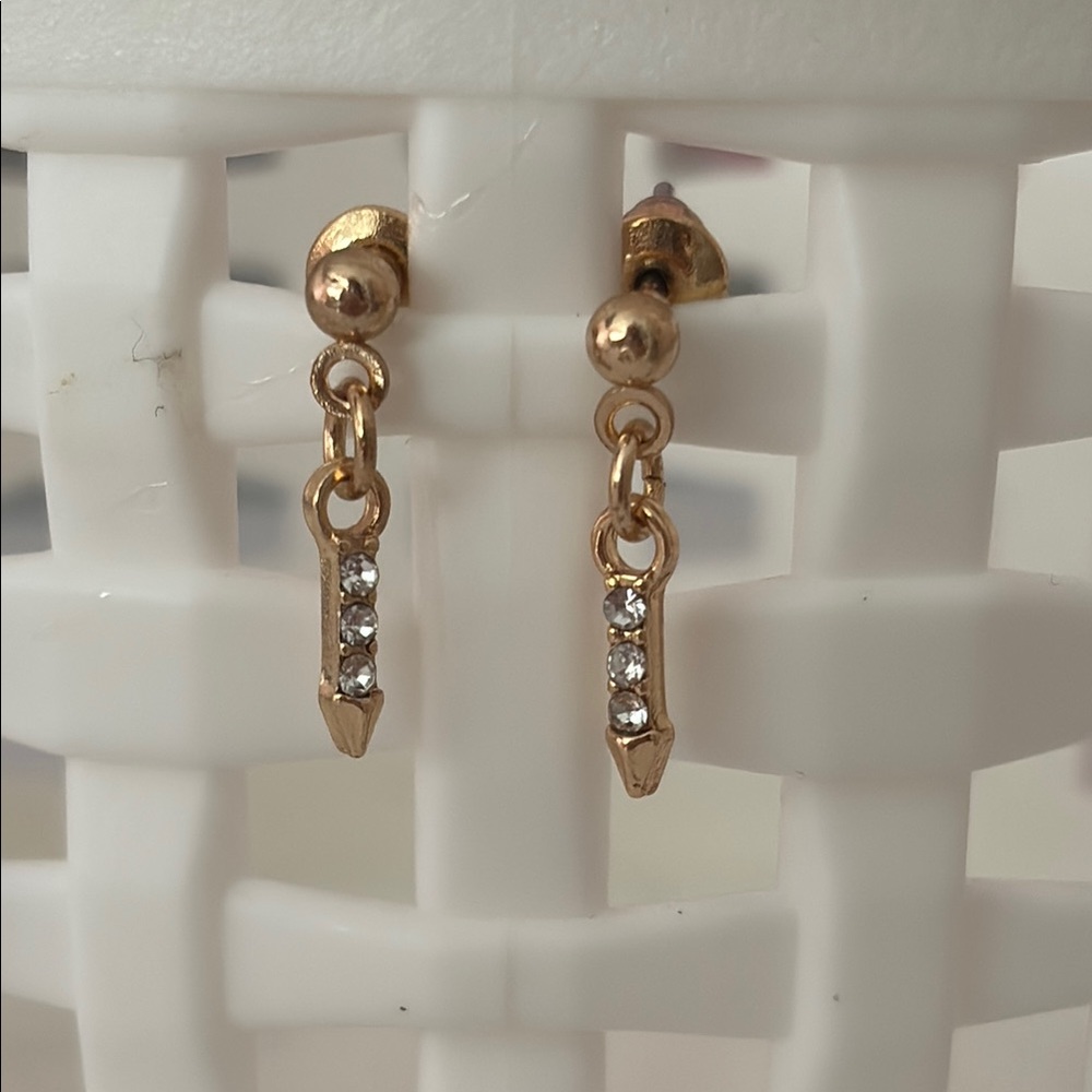 Elegant Gold and Silver Drop Earrings•